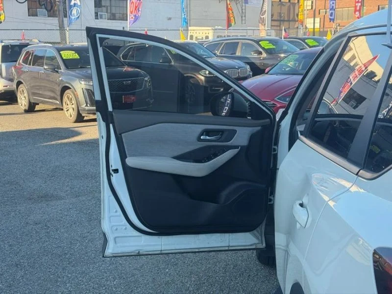 2023 Nissan Rogue - Image 9 of 12