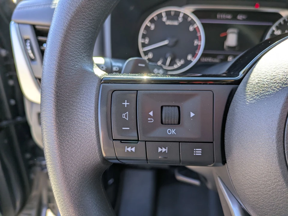 2023 Nissan Rogue - Image 18 of 21