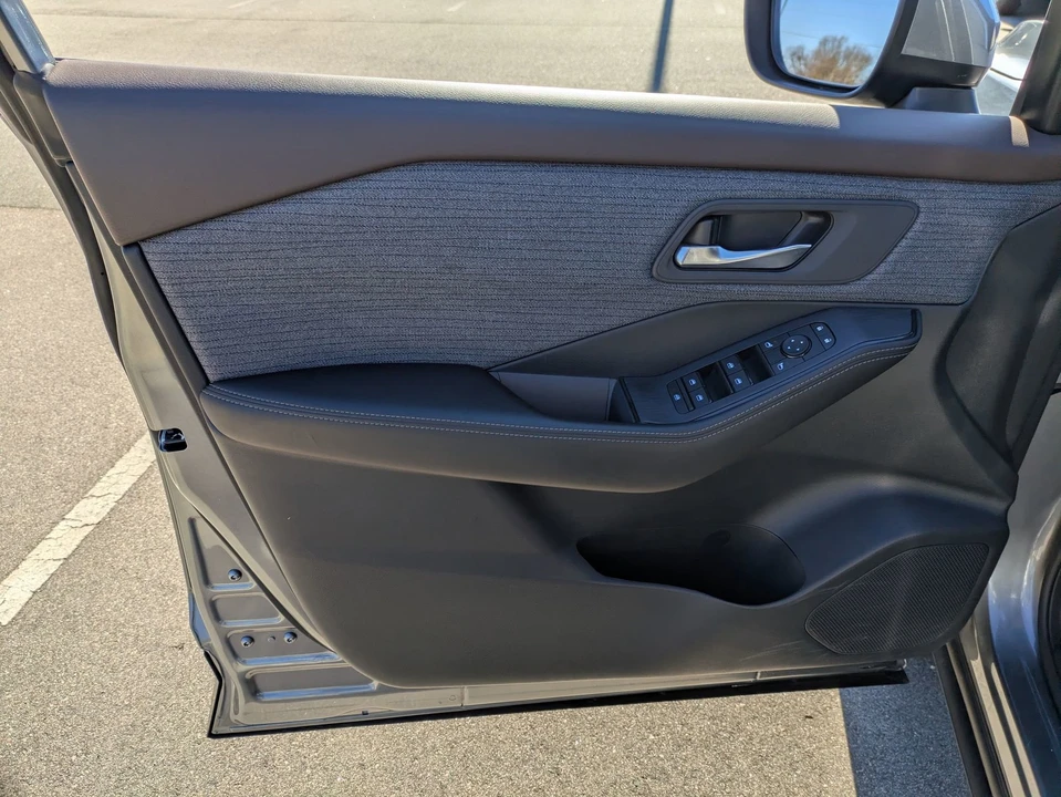 2023 Nissan Rogue - Image 15 of 21