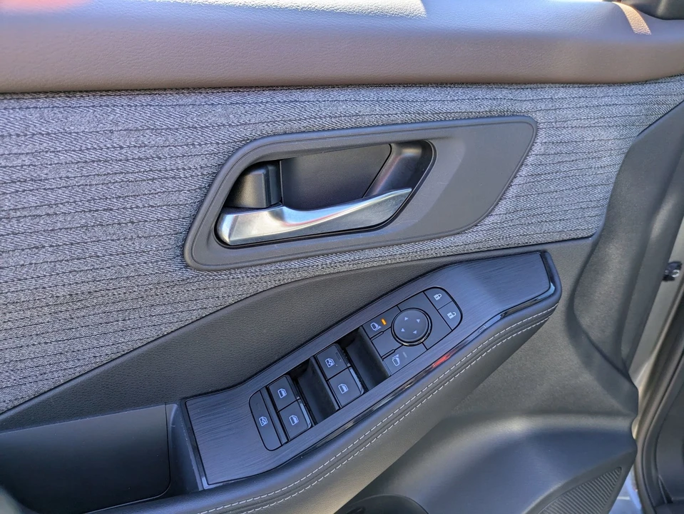 2023 Nissan Rogue - Image 16 of 21