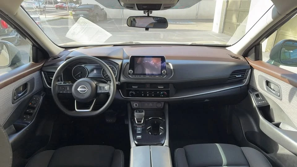 2023 Nissan Rogue - Image 8 of 15