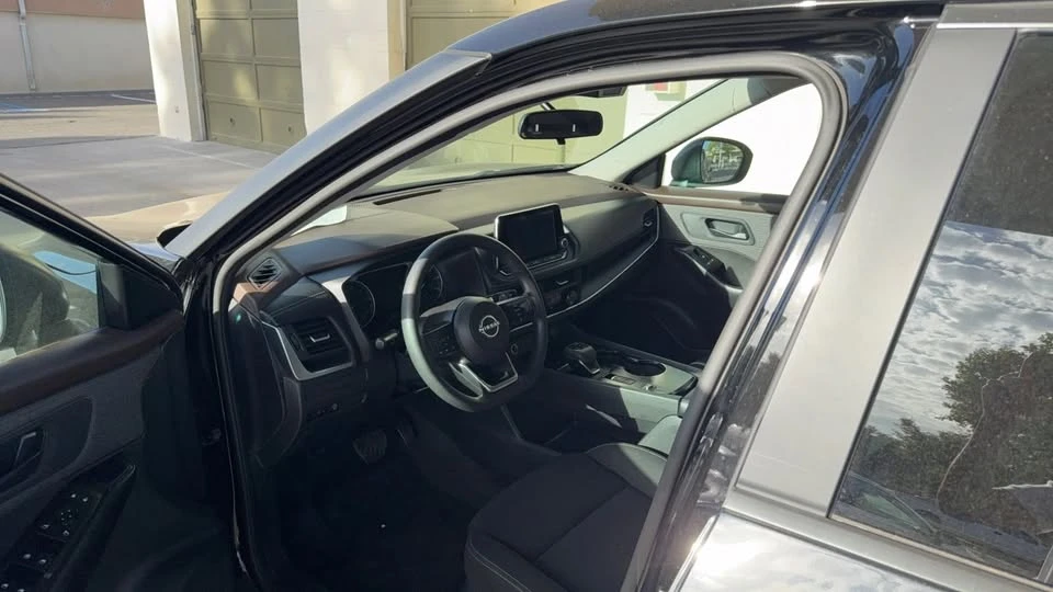 2023 Nissan Rogue - Image 11 of 15