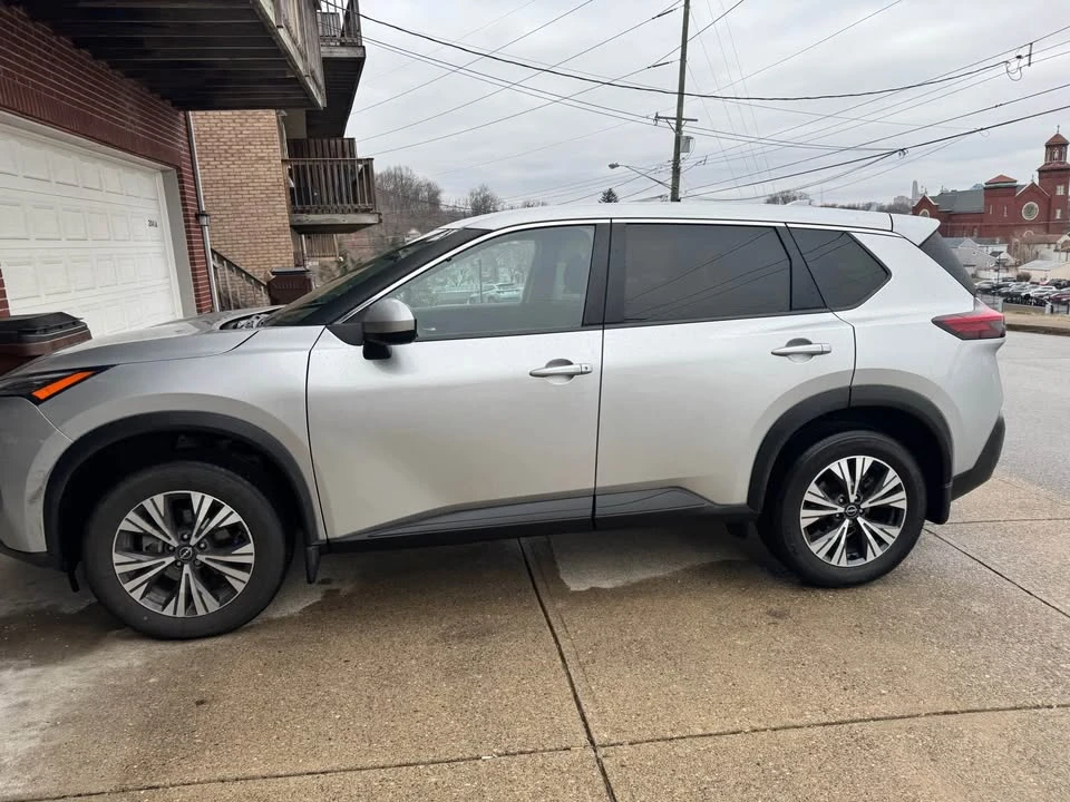 2023 Nissan Rogue - Image 2 of 3