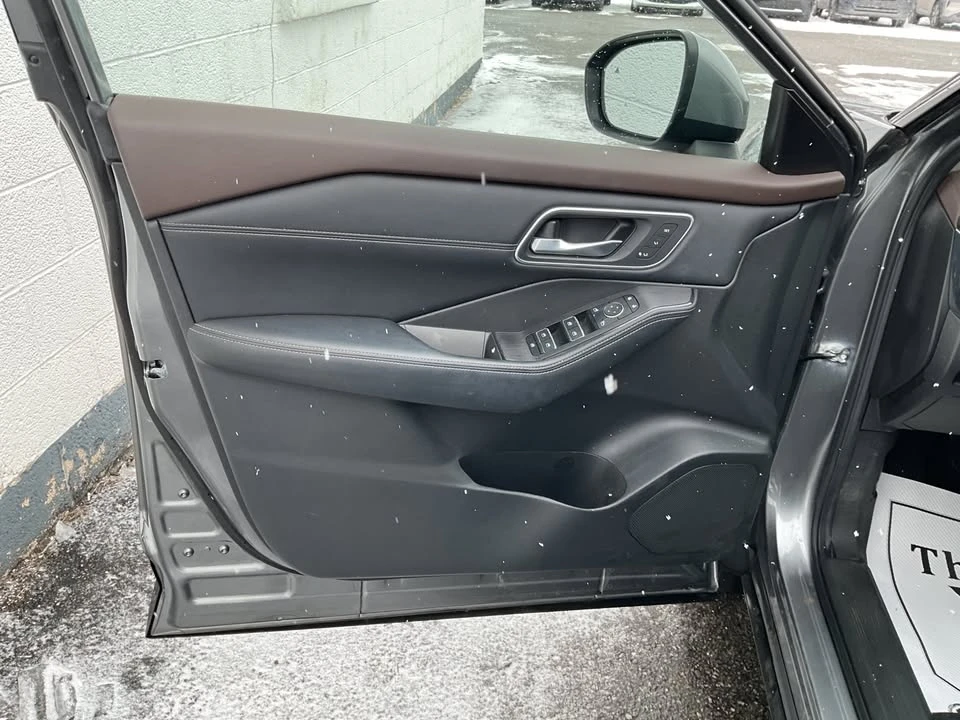 2023 Nissan Rogue - Image 17 of 20