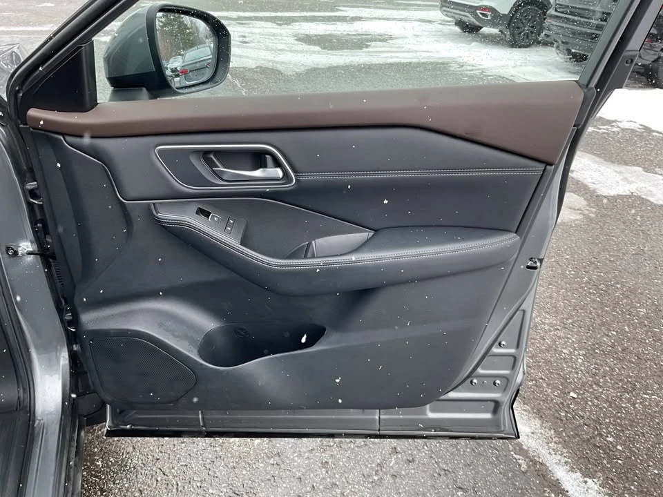 2023 Nissan Rogue - Image 18 of 20