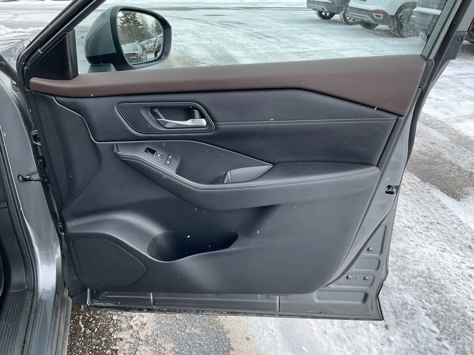 2023 Nissan Rogue - Image 18 of 20