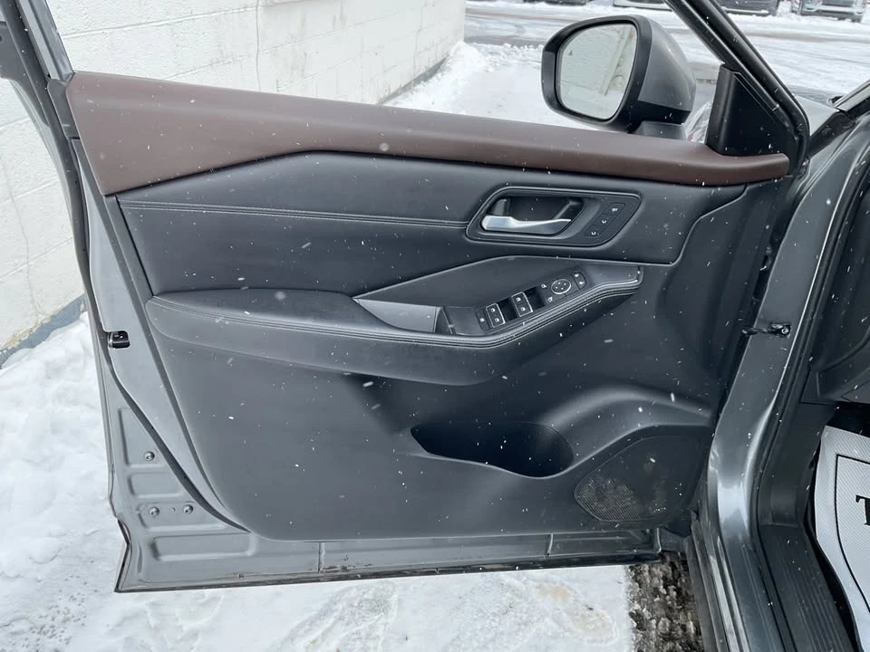 2023 Nissan Rogue - Image 17 of 20