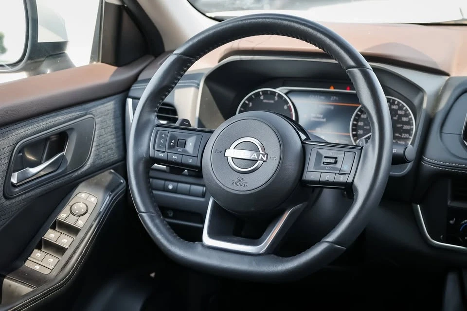 2023 Nissan Rogue - Image 16 of 19