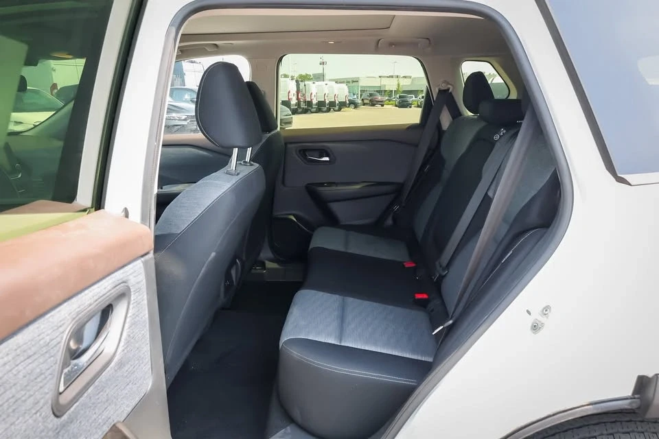 2023 Nissan Rogue - Image 9 of 19