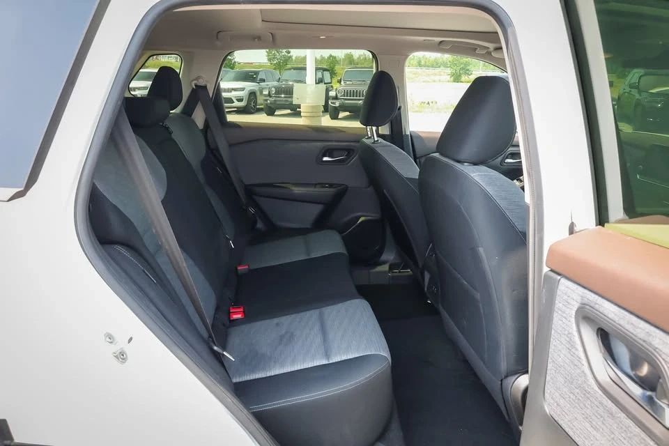 2023 Nissan Rogue - Image 13 of 19