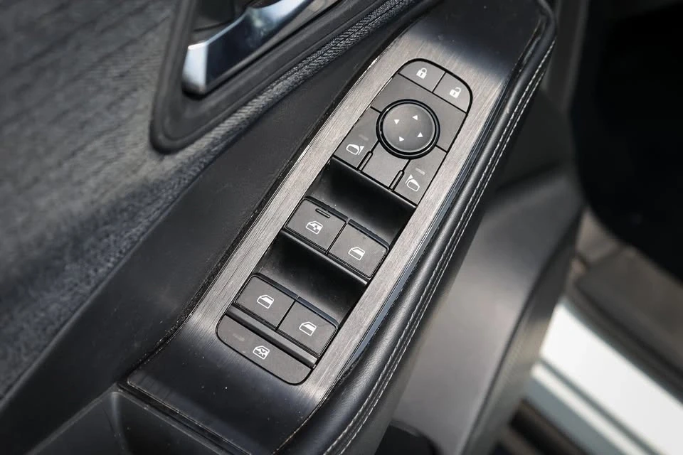 2023 Nissan Rogue - Image 17 of 19