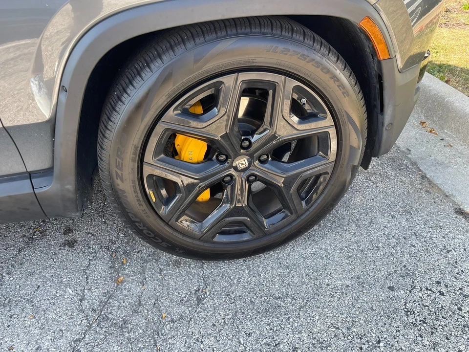 2023 Rivian R1S - Image 15 of 20