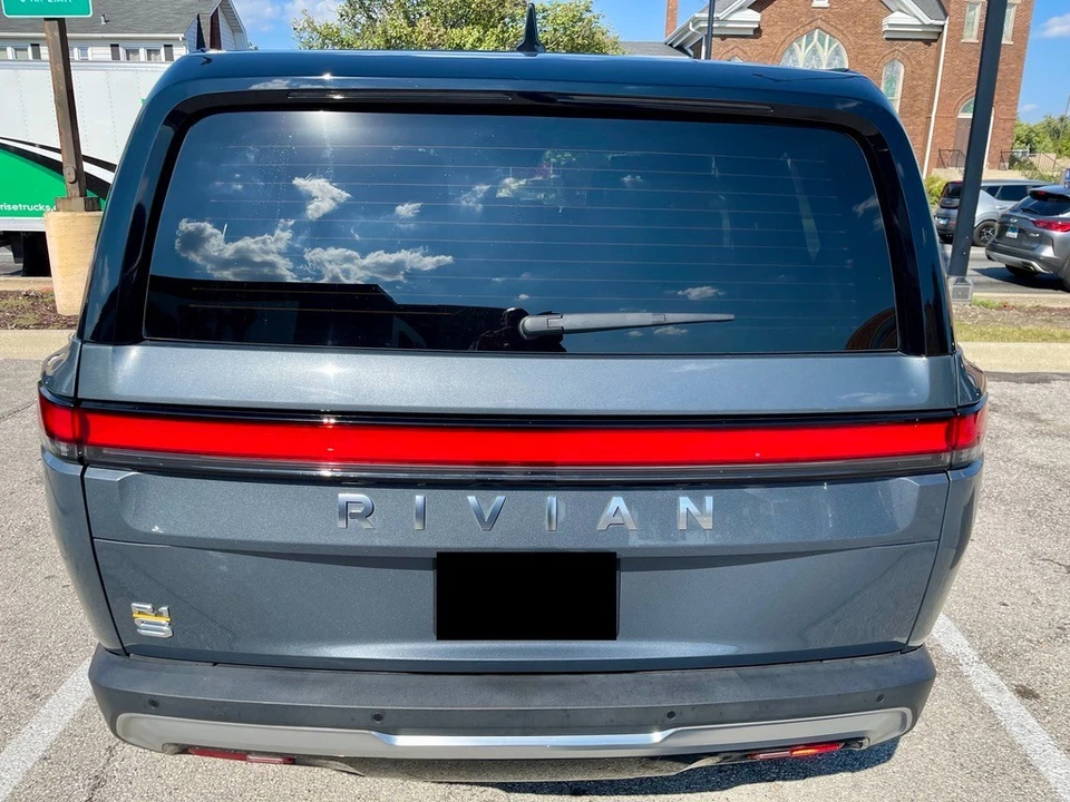 2023 Rivian R1S - Image 9 of 20