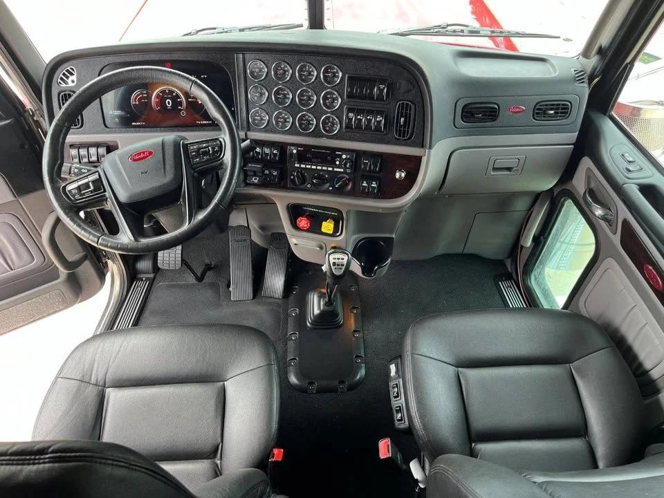 2023 Peterbilt 389 - Image 2 of 4