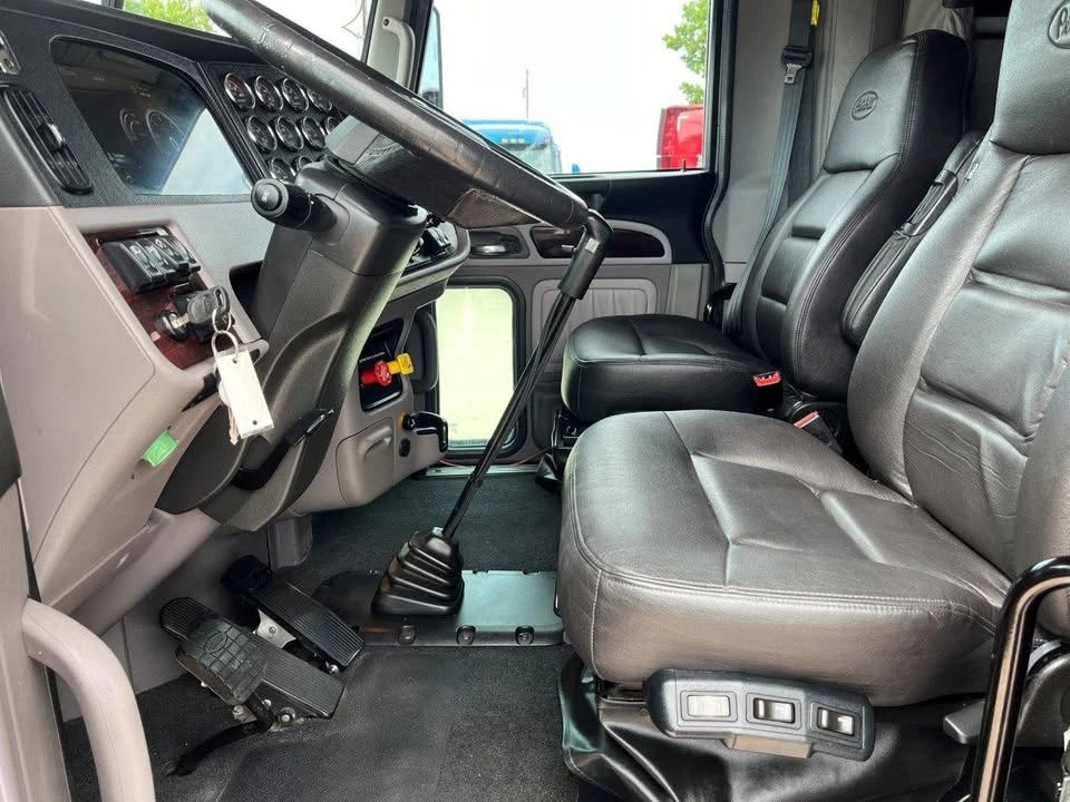 2023 Peterbilt 389 - Image 3 of 4