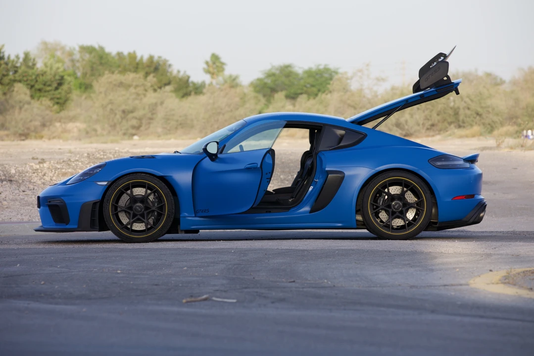 2023 Porsche 718 Cayman GT4 RS - Image 11 of 31