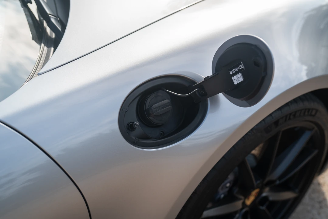 2023 Porsche 992 Carrera - Image 26 of 31