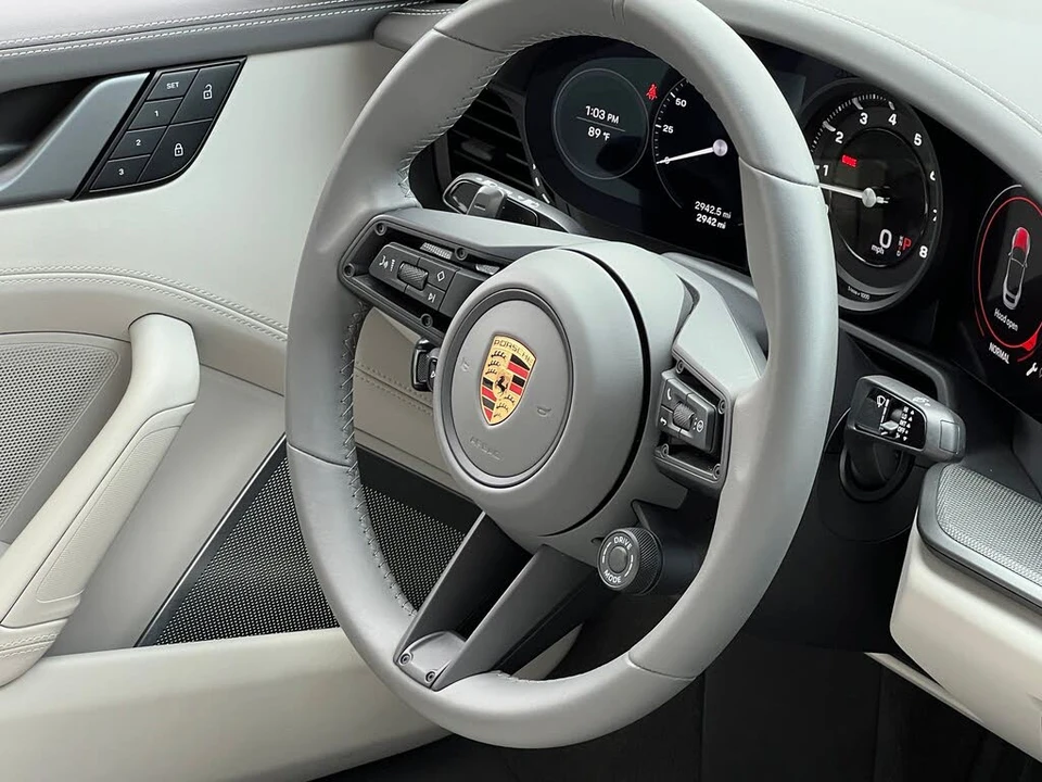 2023 Porsche 992 Carrera - Image 19 of 31