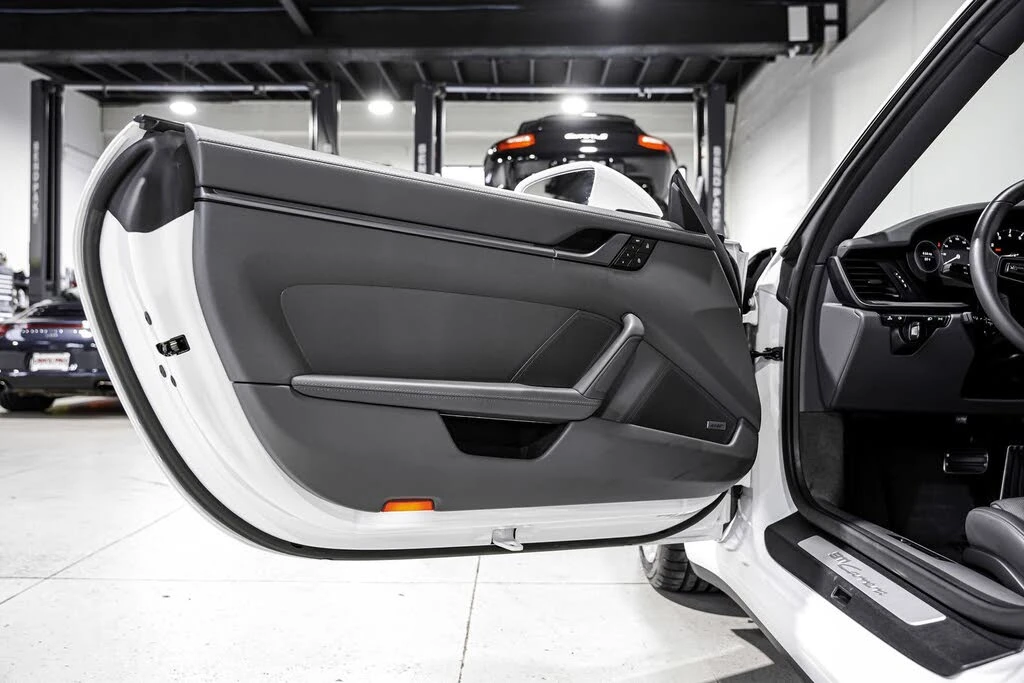 2023 Porsche 992 Carrera - Image 27 of 31