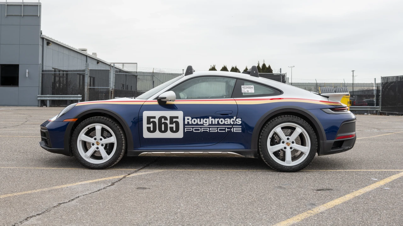 2023 Porsche 992 Dakar - Image 7 of 31