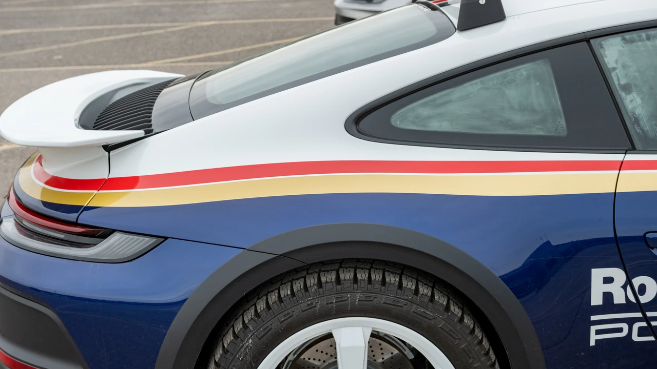 2023 Porsche 992 Dakar - Image 11 of 31