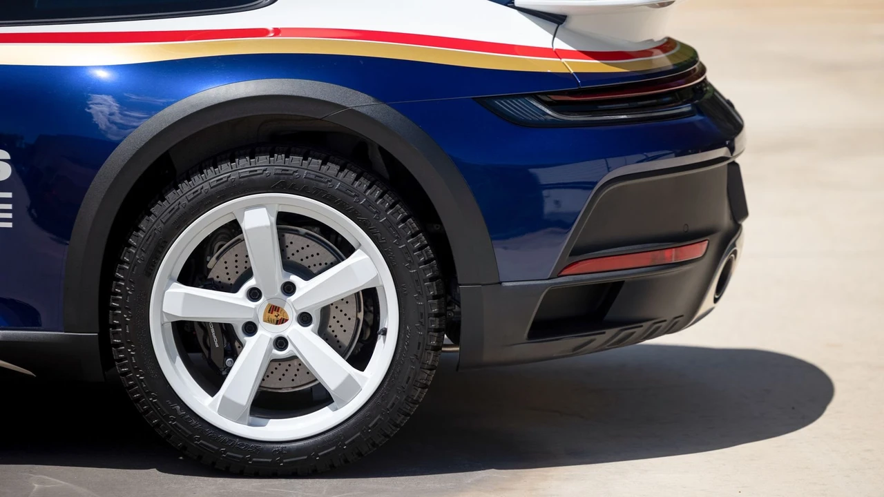 2023 Porsche 992 Dakar - Image 16 of 31