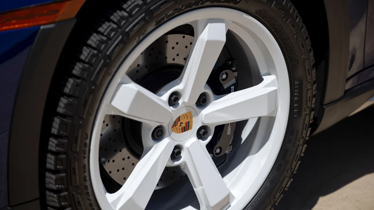 2023 Porsche 992 Dakar - Image 25 of 31