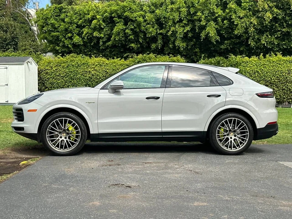 2023 Porsche 9Y0/9Y3 Cayenne Coupe - Image 2 of 4
