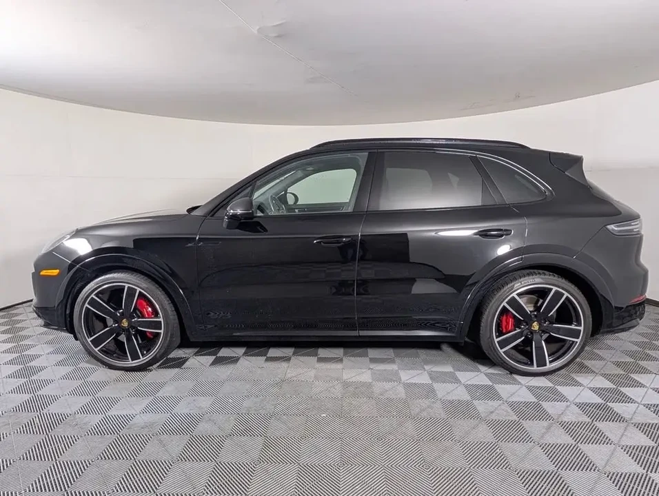 2023 Porsche 9Y0/9Y3 Cayenne GTS - Image 16 of 31