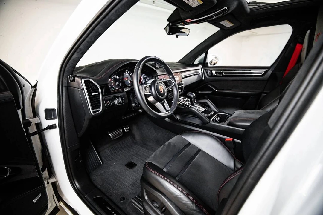 2023 Porsche 9Y0/9Y3 Cayenne GTS - Image 4 of 5