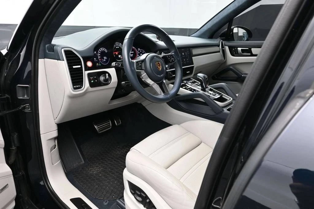 2023 Porsche 9Y0/9Y3 Cayenne GTS - Image 4 of 5