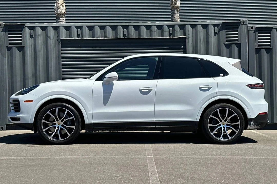 2023 Porsche 9Y0/9Y3 Cayenne - Image 2 of 5