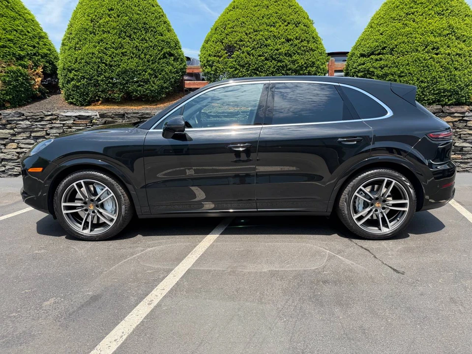 2023 Porsche 9Y0/9Y3 Cayenne Turbo - Image 2 of 5