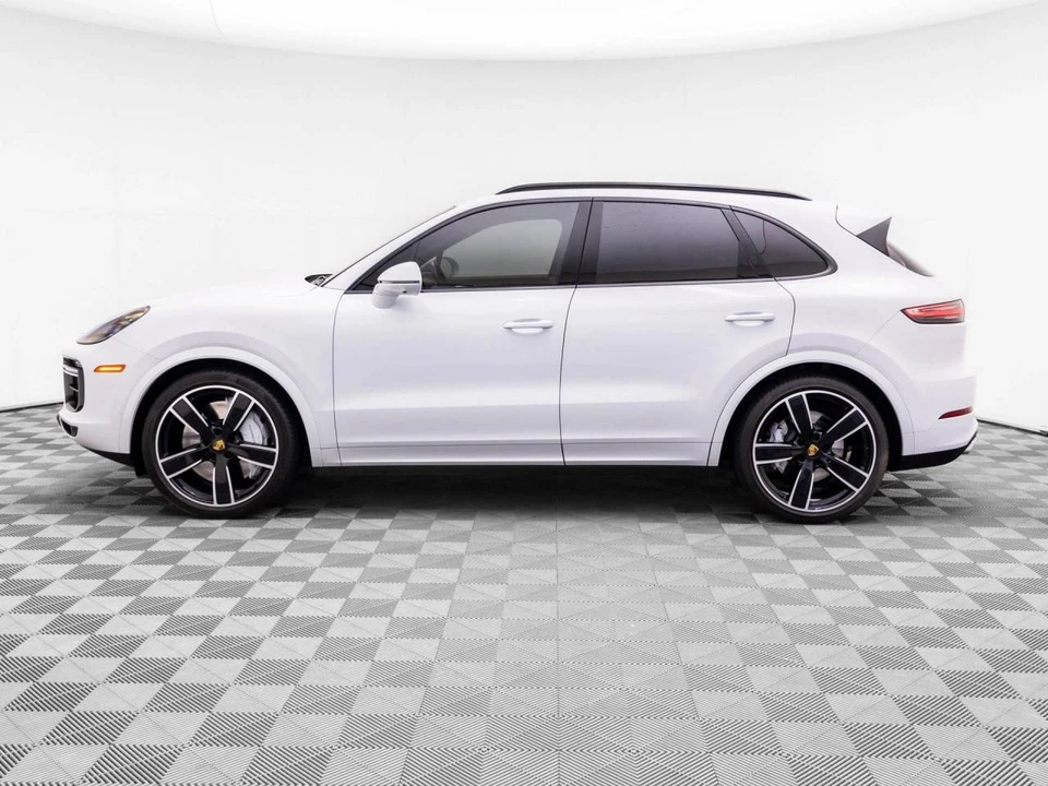 2023 Porsche 9Y0/9Y3 Cayenne Turbo - Image 2 of 5