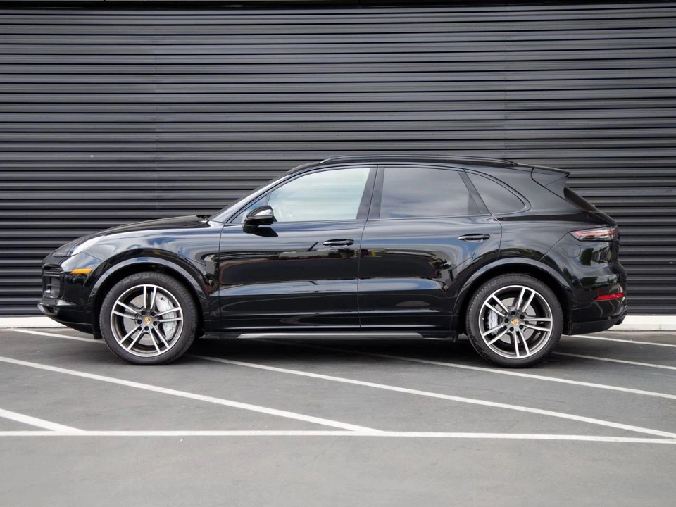 2023 Porsche 9Y0/9Y3 Cayenne Turbo - Image 2 of 5
