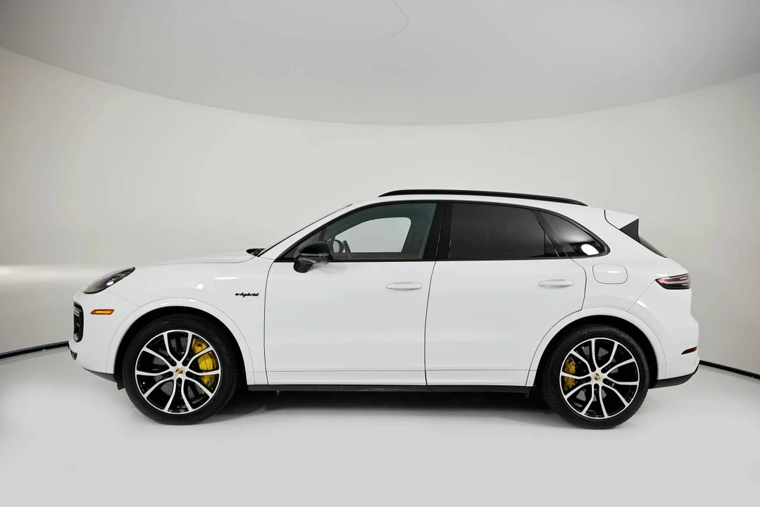 2023 Porsche Cayenne - Image 2 of 5