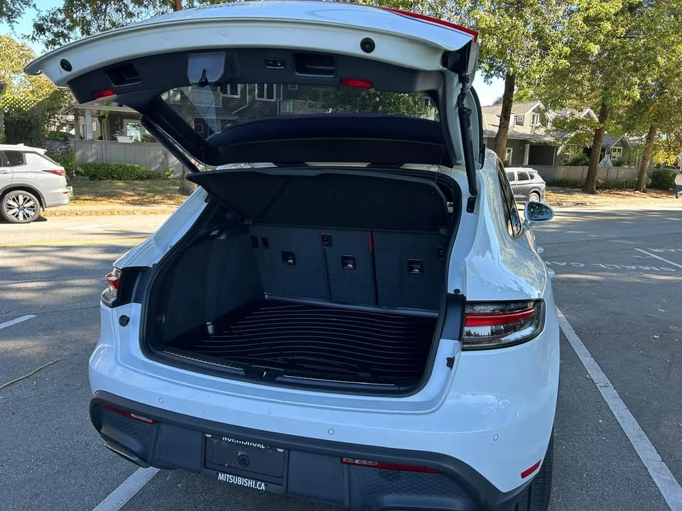 2023 Porsche Macan - Image 16 of 17