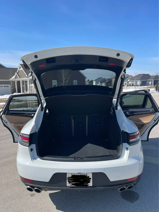 2023 Porsche Macan - Image 17 of 18