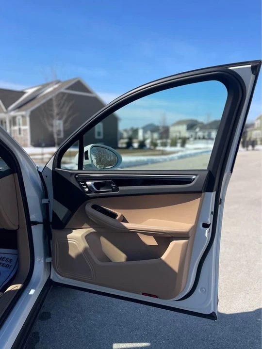 2023 Porsche Macan - Image 14 of 18