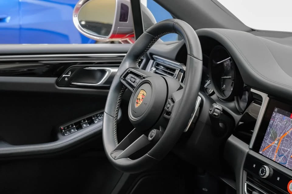 2023 Porsche Macan - Image 18 of 20
