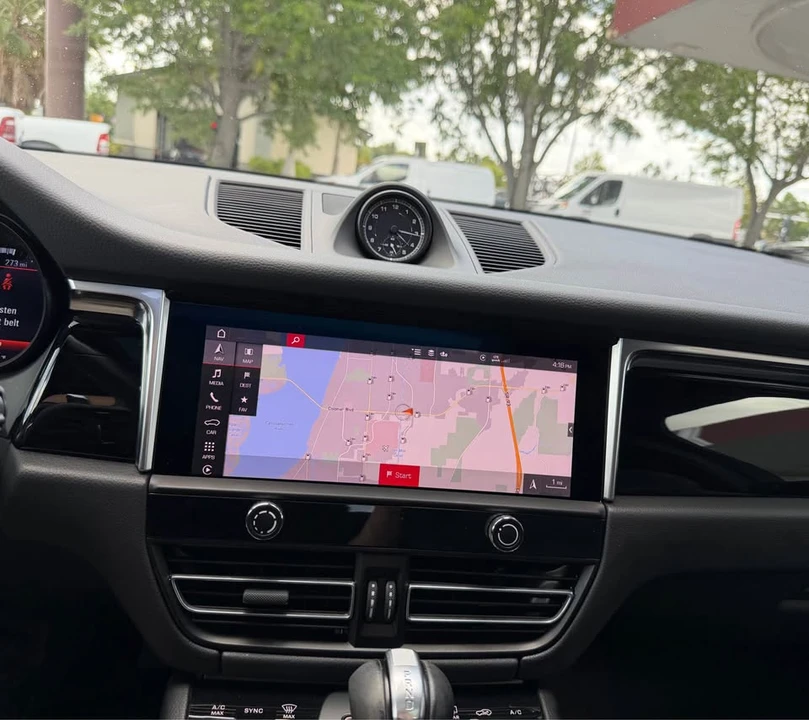 2023 Porsche Macan - Image 19 of 20