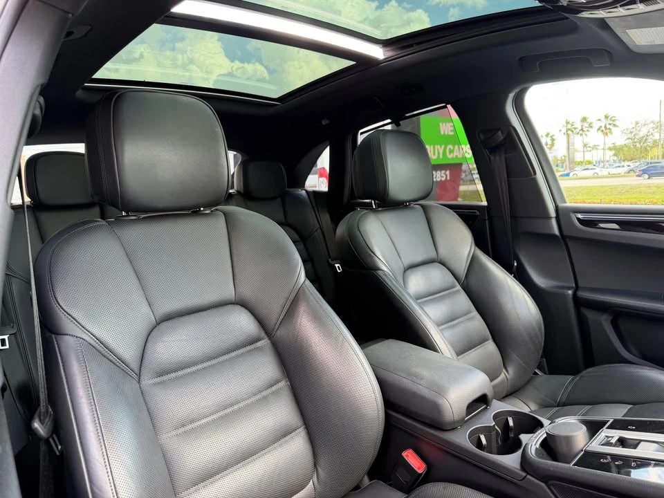 2023 Porsche Macan - Image 16 of 20