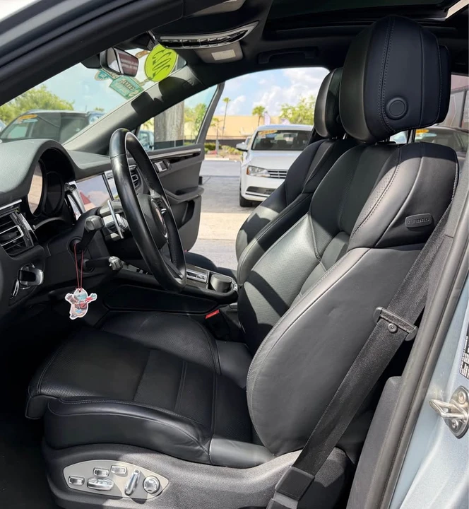 2023 Porsche Macan - Image 17 of 20