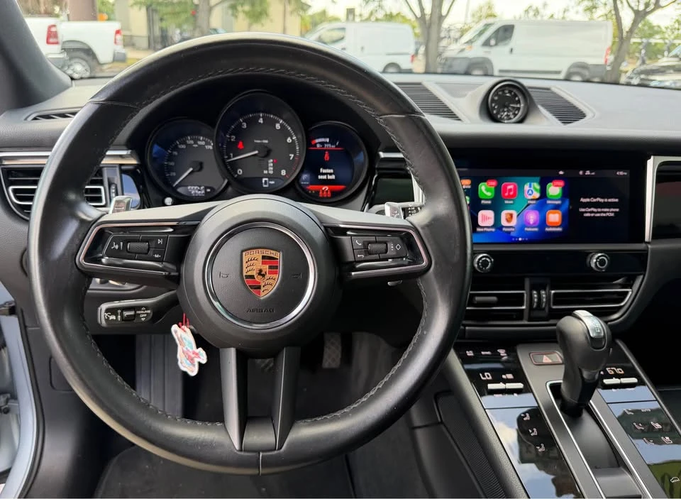 2023 Porsche Macan - Image 18 of 20