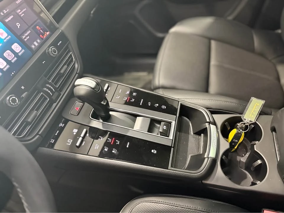 2023 Porsche Macan - Image 12 of 17
