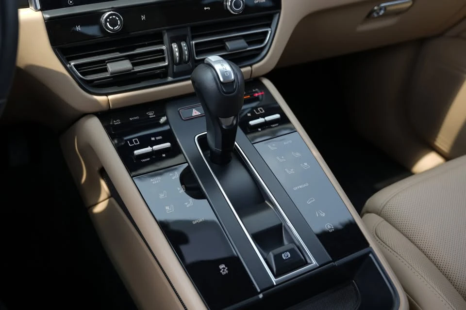 2023 Porsche Macan T - Image 11 of 15
