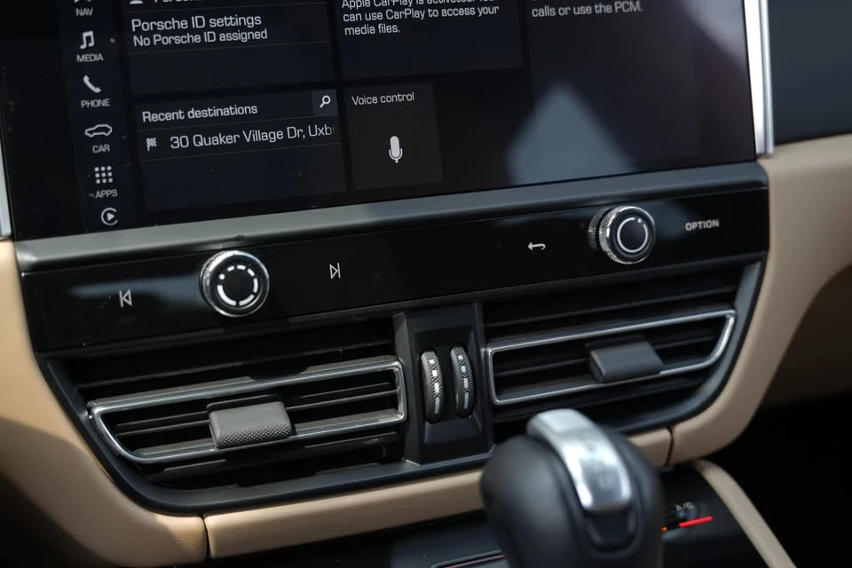 2023 Porsche Macan T - Image 12 of 15