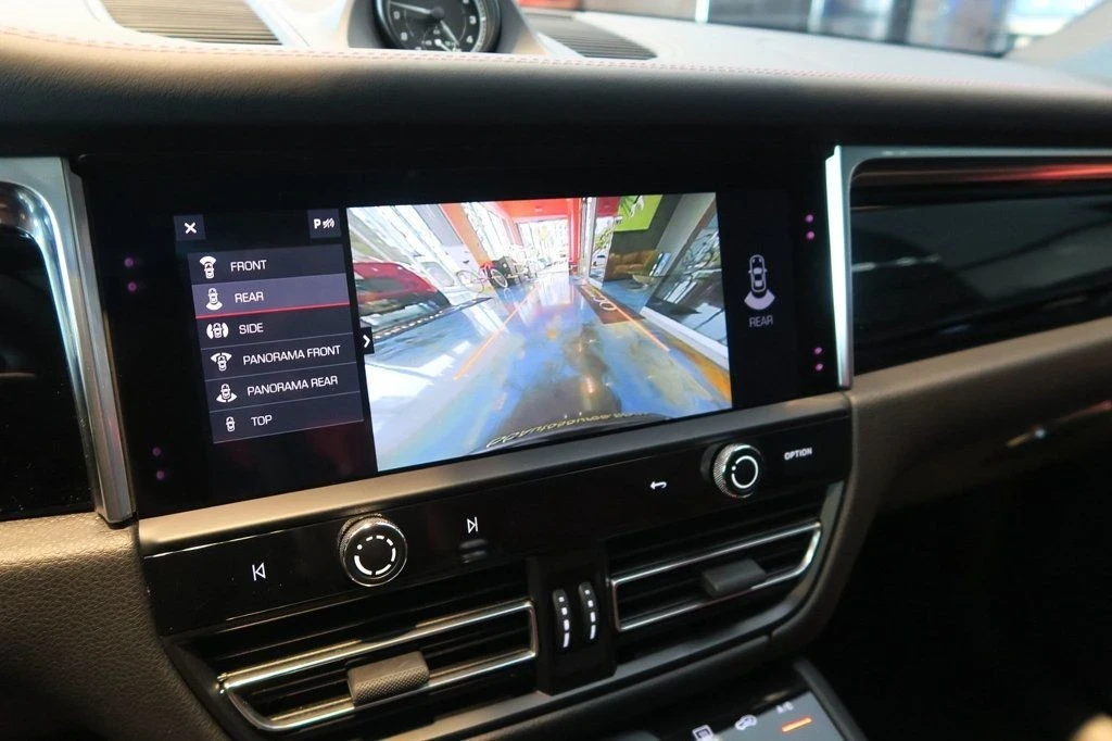 2023 Porsche Macan - Image 19 of 21