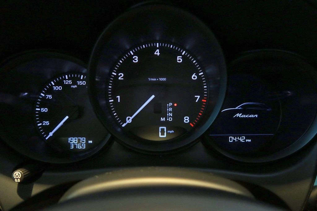 2023 Porsche Macan - Image 16 of 21