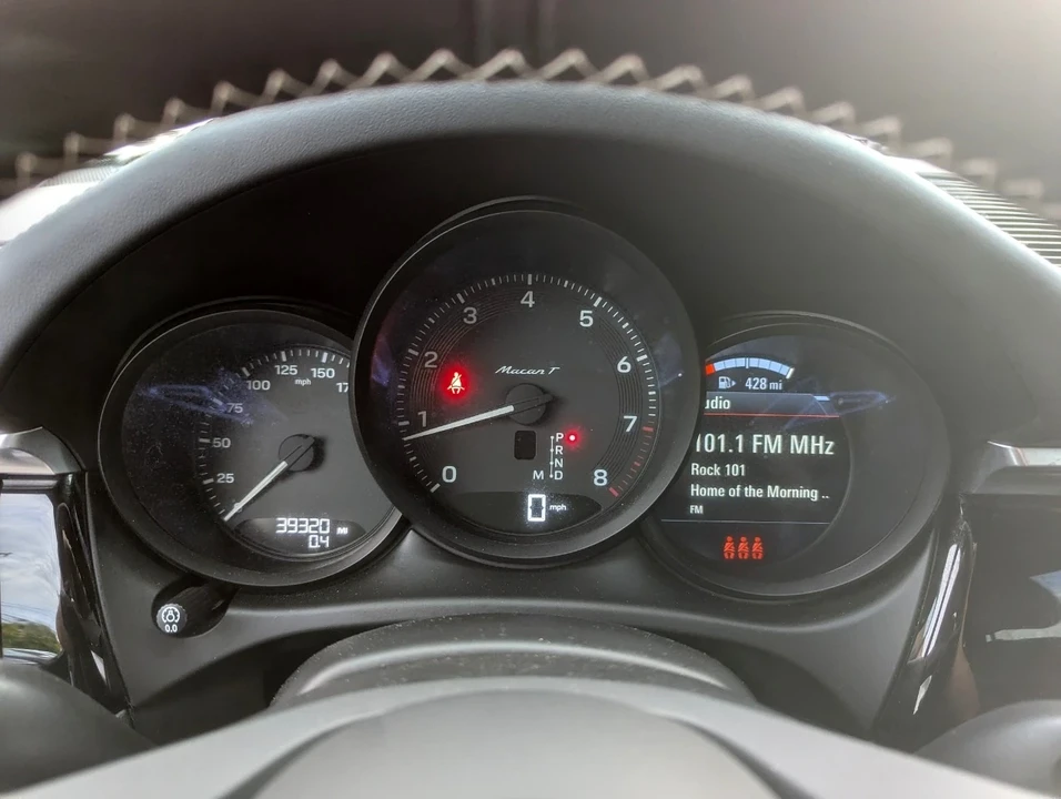 2023 Porsche Macan - Image 18 of 21